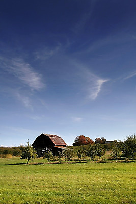 포토 JPG 해외이미지 구름 밭 하늘 지붕 사람없음 건물 파란색 농장 갈색 문 어둠 가을 시골 흐림 외양간 해외202004 해외포토 자연요소 건축물 계절 컬러 농업 날씨 파일형식 이미지허브