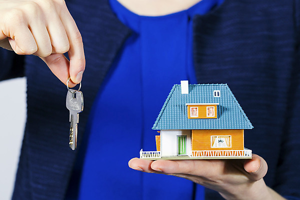 포토 JPG 해외이미지 손 컨셉 비즈니스 열쇠 부동산 새로움 주택 들기 사람 상반신 앞모습 금융 저축 잡기 재산 구매 중개인 투자 대출 성인여자한명만 소유 해외202004 해외포토 직업 뷰포인트 모션 건물 신체부위 경제 쇼핑 여자한명만 성인여자만 파일형식 이미지허브