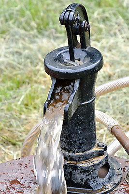 포토 JPG 해외이미지 전통 산업 사람없음 야외 물 금속 정원 검은색 흐름 수확 골동품 시골 역사 철 오브젝트 수도꼭지 복고 심플 펌프 구식 옛날 해외202004 해외포토 자연요소 컬러 컨셉 농업 재질 파일형식 이미지허브