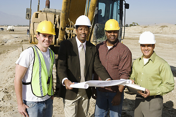 포토 JPG 해외이미지 외국인 응시 남자 산업 중년 50대 유니폼 서기 미소 사람 여러명 성인 야외 건설현장 건축가 굴착기 건축업자 남자만 해외202004 해외포토 직업 시선 옷 건축 다수 모션 건설업 표정 인종 중장비 파일형식 이미지허브