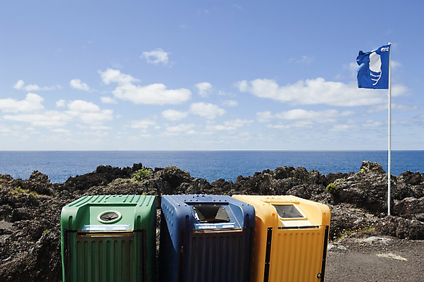 포토 JPG 해외이미지 종이 바다 자연 유리 하늘 사람없음 야외 가로 빨간색 초록색 노란색 환경 재활용 쓰레기통 깃발 선택 쓰레기 폐기물 정상 컨테이너 플라스틱 포르투갈 버리기 생태계 낭비 줄이기 수평선 해외202004 해외포토 유럽 산업 컬러 컨셉 모션 재질 친환경 파일형식 이미지허브