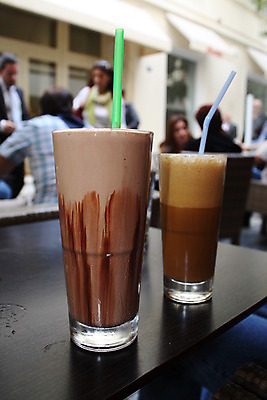 포토 JPG 해외이미지 커피 음료 유리 사람없음 초콜릿 얼음 카페 추위 그리스 카페테리아 밀짚 쉐이크 해외202004 해외포토 자연요소 유럽 재질 디저트 상점 짚 파일형식 이미지허브