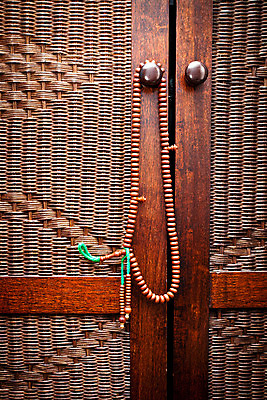 포토 JPG 해외이미지 전통 종교 패턴 목걸이 매달리기 손잡이 사람없음 목재 초록색 기도 시골 영혼 이슬람교 찬장 명상 신성 묵주 비네팅 라마단 숭배 정물화 추모 많음 해외202004 해외포토 나무 컬러 가구 컨셉 무늬 재료 장신구 종교용품 모션 촬영기법 그림 파일형식 이미지허브