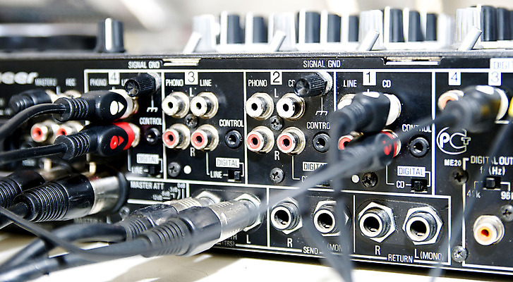 포토 JPG 해외이미지 산업 선 인터넷 통신 부분 사람없음 전자제품 컴퓨터 글로벌 디지털 자료 방 장비 쌍 그물 네트워크 콘센트 플러그 코드 연결 접속 오브젝트 철사 포트 잭 스위치 마디 서버 신발장 공급 제공자 해외202004 해외포토 파일형식 이미지허브