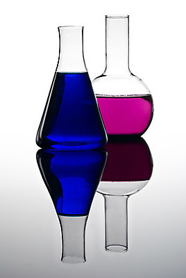 포토 JPG 해외이미지 과학 사람없음 빨간색 세로 파란색 컬러풀 약 보라색 거울 장비 흰색 실험실 생명공학 플라스크 흰배경 생물학 비커 해결 화학물질 해외202004 해외포토 교육 컬러 백그라운드 의학 실험기구 실험 화학 파일형식 이미지허브