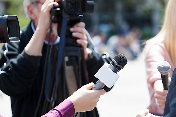 포토 JPG 해외이미지 손 통신 회의 말하기 이벤트 사람없음 카메라 텔레비전 소리 장비 정보 잡기 기자 뉴스 토론 질문 마이크 면접 오디오 방송 언론 리포터 일반 동영상 목소리 생존 해외202004 해외포토 직업 음향기기 비즈니스 모션 신체부위 전자제품 파일형식 이미지허브