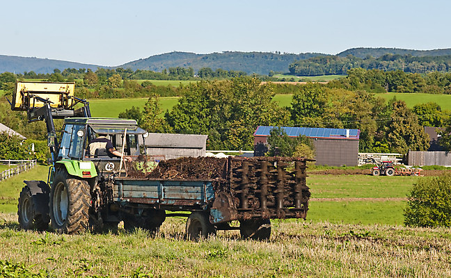 포토 JPG 해외이미지 밭 농업 자연 독일 사람없음 기계 트랙터 거름 밭일 해외202004 해외포토 유럽 산업 농기계 생태계 특수차량 파일형식 이미지허브
