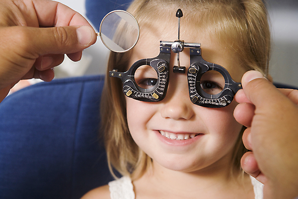 포토 JPG 해외이미지 백인 응시 남자 어린이 40대 실내 건강 병원 한명 사람 두명 가로 건강관리 시험 환자 의사 약속 검안사 해외202004 해외포토 서양인 직업 1 시선 교육 중년 의학 관리 내부 의료진 파일형식 안경사 이미지허브