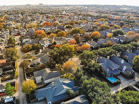 포토 JPG 해외이미지 나무 외관 계절 잎 가족 하늘 설계 거리 주택 안테나 풍경 잔디 사람없음 초록색 컬러풀 마을 정원 수영 미국 가을 도시 재산 강가 싱글 커뮤니티 타운 이웃 개발 교외 드론 줄서기 진짜 텍사스 해외202004 해외포토 식물 컬러 컨셉 북아메리카 통신 관계 모션 건물 금융 강 수상스포츠 파일형식 이미지허브