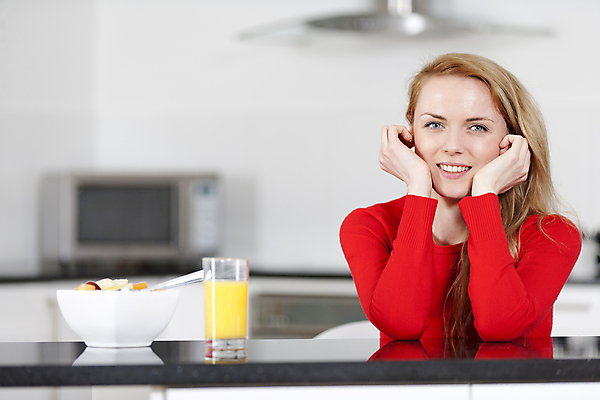 포토 JPG 해외이미지 백인 라이프스타일 여자 행복 여유 오렌지 과일 아침 주택 건강 한명 웃음 주방 식사 주스 마시기 신선 사발 아침식사 스웨터 먹기 내추럴 해외202004 해외포토 주간 서양인 1 감정 음료 상의 모션 표정 사람 건물 생활 사기그릇 파일형식 이미지허브