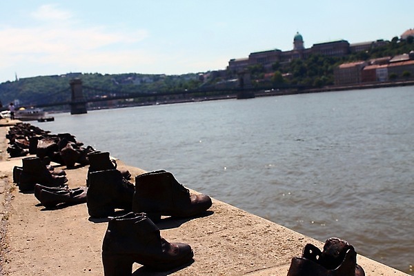 포토 JPG 해외이미지 유럽 신발 사람없음 물 강 걷기 철 헝가리 천연기념물 다뉴브강 부다페스트 해외202004 해외포토 자연요소 나라 모션 동유럽 파일형식 이미지허브