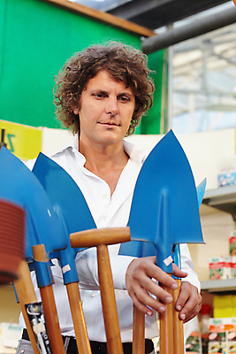 포토 JPG 해외이미지 백인 응시 남자 행복 실내 한명 사람 상반신 성인 캐주얼 세로 30대 파란색 쇼핑 상점 놀이방 기쁨 장비 도구 공구 잡기 그룹 선택 구매 수집 삽 고객 원예 소매 해외202004 해외포토 서양인 1 시선 옷 감정 컬러 컨셉 모션 취미 내부 장년 파일형식 이미지허브