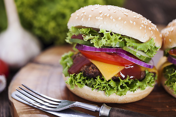 포토 JPG 해외이미지 포크 패스트푸드 실내 사람없음 아웃포커스 햄버거 인스턴트 정크푸드 나무받침 해외202004 해외포토 식기 음식 촬영기법 내부 목재 받침대 파일형식 이미지허브