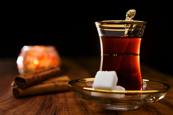 포토 JPG 해외이미지 전통 접시 문화 음료 유리 동양인 사람없음 컵 가로 빨간색 갈색 금속 숟가락 검은색 뜨거움 액체 황금 달콤 컵받침 아로마 향 동쪽 칠면조 시나몬 해외202004 튀르키예 해외포토 식기 아시아 컬러 재질 조류 수저 인종 맛 방향 받침대 파일형식 이미지허브