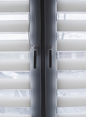 포토 JPG 해외이미지 디자인 선 백그라운드 패턴 창문 주택 실내 사람없음 내부 건물 장식 세로 빛 햇빛 태양 금속 방 흰색 직물 블라인드 커튼 오픈 고급 닫기 보호 야간 그늘 플라스틱 묘사 오브젝트 질감 롤 롤러 셔터 시각장애인 해외202004 해외포토 자연요소 건축물 컬러 컨셉 무늬 모션 재질 장애인 파일형식 이미지허브