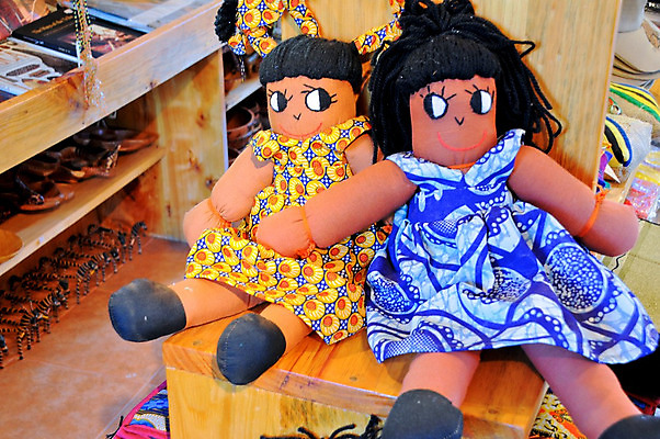 포토 JPG 해외이미지 접시 전통문화 조각 가방 목걸이 아프리카 창조 선물 미술 사람없음 판매 장비 도자기 시장 상품 작음 기념품 토기 남아프리카 분양 탄자니아 핸드메이드 해외202004 해외포토 전통 식기 잡화 나라 문화 장신구 부동산 문화예술 용기_그릇 크기 오브젝트 파일형식 이미지허브