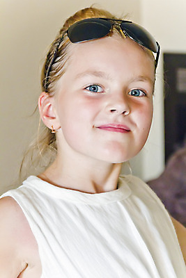 포토 JPG 해외이미지 백인 여학생 유럽 어린이 한명 파란색 금발 흰색 9 8 6 7 해외202004 해외포토 서양인 1 학생 헤어스타일 여자 나라 컬러 사람 숫자 파일형식 이미지허브