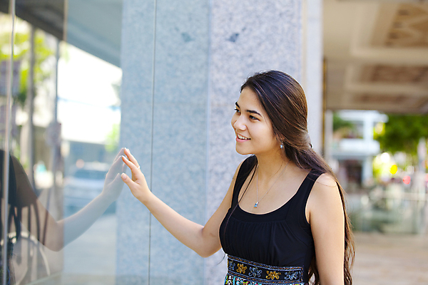 포토 JPG 해외이미지 백인 긴머리 응시 여자 행복 창문 태국 유리 한명 미소 동양인 야외 쇼핑 상점 흰색 도시 호기심 혼혈 해외202004 해외포토 서양인 1 헤어스타일 시선 감정 아시아 컬러 컨셉 재질 표정 사람 인종 다문화 파일형식 이미지허브