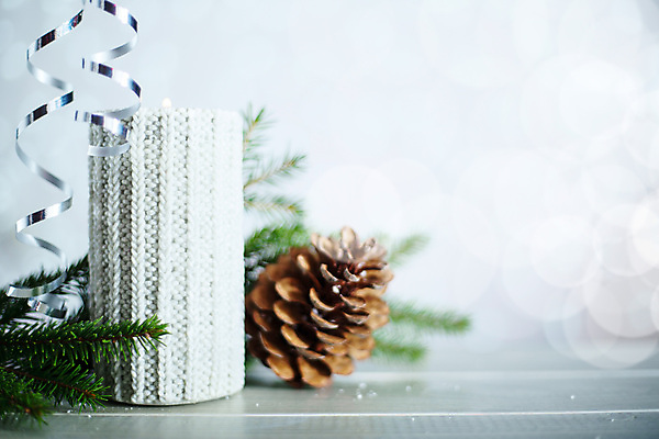 포토 JPG 해외이미지 나무 전통 디자인 계절 행복 리본 백그라운드 크리스마스 겨울 텍스트 탁자 불 휴가 새해 사람없음 장식 초록색 빛 축제 장식볼 흰색 나뭇가지 축하 소나무 신용카드 은색 12월 심볼 활 보케 전나무 원뿔 화상 카피스페이스 해외202004 해외포토 자연요소 도형 식물 기념일 감정 컬러 가구 컨셉 금융 공백 날짜 상처 파일형식 이미지허브