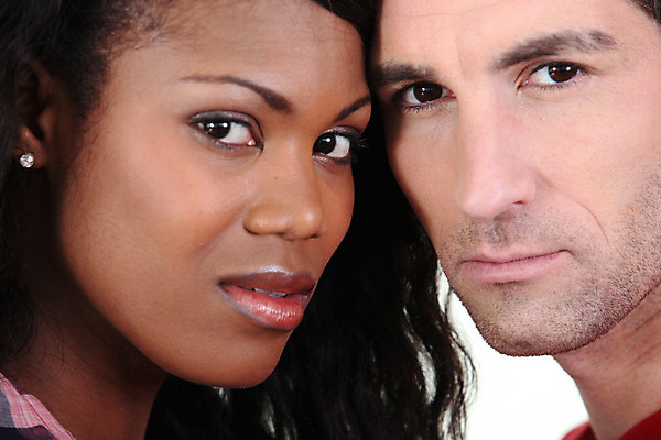 포토 JPG 해외이미지 커플 응시 행복 감정 유럽 관계 남편 수염 함께함 건강 사랑 미소 두명 마주보기 귀걸이 검은색 어둠 화목 힘 잡기 아내 다문화 동반자 지원 안락 해외202004 해외포토 시선 나라 컬러 컨셉 장신구 모션 표정 사람 사회이슈 파일형식 이미지허브