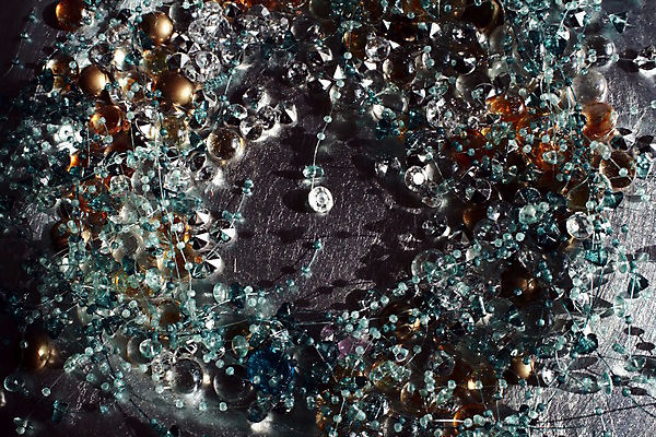 포토 JPG 해외이미지 접시 줄 크리스마스 목걸이 사람없음 장식 파란색 스파 흰색 매끈함 크리스탈 질감 해외202004 해외포토 식기 기념일 컬러 장신구 감각 광석 파일형식 이미지허브