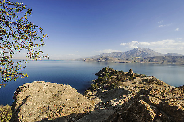 포토 JPG 해외이미지 건축물 기독교 종교 전통문화 호수 바다 여행 중동 건축양식 자연 산 파노라마 풍경 사람없음 건물 여름 관광지 교회 봄 바위 사찰 영혼 중세 역사 기념물 칠면조 랜드마크 명승지 옛날 해외202004 해외포토 전통 계절 건축 나라 문화 종교건축 조류 촬영기법 돌_바위 생태계 파일형식 이미지허브