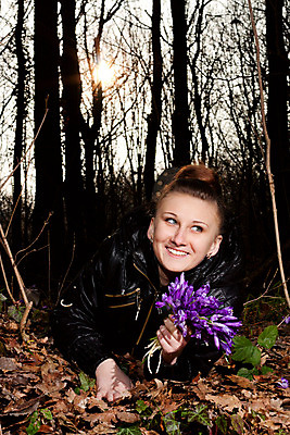 포토 JPG 해외이미지 손 외관 공원 여자 꽃 행복 얼굴 자연 휴식 한명 미소 앉기 풍경 잔디 야외 10대 청춘 봄 신선 숲 아로마 사춘기 헌병 해외202004 해외포토 식물 1 계절 공공시설 감정 컨셉 모션 청소년 표정 사람 신체부위 군인 생태계 파일형식 이미지허브