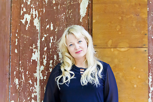 포토 JPG 해외이미지 백인 1 여자 유럽 벽 주택 한명 미소 금발 흰색 옛날 해외202004 해외포토 서양인 헤어스타일 나라 컬러 표정 사람 건물 파일형식 이미지허브