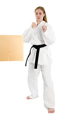 포토 JPG 해외이미지 여자 스포츠 건강 한명 목재 주먹 태권도 단절 양발 해외202004 해외포토 나무 1 재료 모션 사람 격투기 파일형식 이미지허브