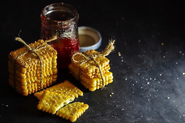 포토 JPG 해외이미지 전통 음식 빵 백그라운드 컨셉 다이어트 탁자 아침 디저트 조명 건조 실내 건강 사람없음 목재 가로 갈색 노란색 쌓기 크래커 쿠키 어둠 시골 신선 달콤 맛 아침식사 설탕 밀 묶기 굽기 정사각형 소금 깨 흙더미 깨짐 카피스페이스 해외202004 해외포토 주간 도형 나무 컬러 가구 식재료 재료 모션 곡류 내부 식사 흙 공백 조미료 구이 파일형식 더미 이미지허브