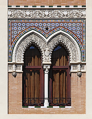 포토 JPG 해외이미지 전통 디자인 외관 유럽 문화 여행 2 패턴 건축양식 창문 주택 미술 사람없음 야외 건물 장식 세로 햇빛 바위 화려 중세 스페인 이슬람교 묘사 아치 모자이크 동쪽 고딕 더블 복잡 스페인어 아랍어 안달루시아 옛날 스타일 해외202004 해외포토 건축물 건축 나라 종교 컨셉 무늬 문화예술 태양 돌_바위 역사 방향 파일형식 이미지허브