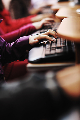 포토 JPG 해외이미지 여자 교육 남자 행복 어린이 의자 교실 학교 수업 함께함 사람 앉기 소년 친구 스터디 컴퓨터 교사 가르침 그룹 책상 어린이만 해외202004 해외포토 직업 감정 가구 컨셉 관계 모션 전자제품 학습 파일형식 이미지허브