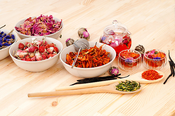 포토 JPG 해외이미지 꽃잎 실내 사람없음 찻잔 찻주전자 나무숟가락 찻잎 꽃차 나무배경 해외202004 차거름망 공예차 해외포토 꽃 백그라운드 주전자 잔 내부 차_음료 숟가락 파일형식 이미지허브