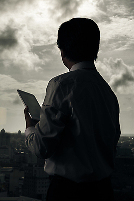 포토 JPG 해외이미지 직업 캐릭터 손 실루엣 아시아 컨셉 인터넷 비즈니스 통신 창문 손가락 탁자 모바일 한국 실내 그림자 미술 한명 사람 동양인 노트북 스마트폰 컴퓨터 도시풍경 사무실 알약 디지털 스크린 일본 검은색 중국 일몰 터치 잡기 도시 업무 비즈니스맨 무선전화기 동쪽 패드 터치스크린 카피스페이스 해외202004 해외포토 1 남자 나라 컬러 가구 모션 문화예술 촬영기법 인종 풍경 내부 신체부위 전자제품 핸드폰 스마트기기 약 노을 공백 작업 직장인 방향 전화기 파일형식 이미지허브