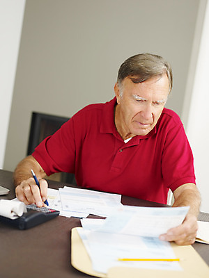 포토 JPG 해외이미지 백인 1 응시 노년 남자 유럽 티셔츠 탁자 주택 실내 한명 사람 앉기 성인 캐주얼 빨간색 세로 금융 독서 계산기 타이핑 잡기 60대 은퇴 집중 가정경제 70대 선배 점검 심각 카피스페이스 해외202004 해외포토 서양인 시선 옷 나라 컬러 가구 컨셉 셔츠 가정 모션 문구용품 내부 건물 경제 공백 장비 파일형식 이미지허브