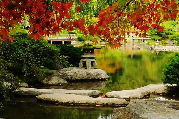 포토 JPG 해외이미지 조각 단풍 매달리기 사람없음 빨간색 초록색 물 컬러풀 조각상 반사 정원 일본 가을 바위 오두막 당구 그리너리 해외202004 영광군 해외포토 자연요소 계절 아시아 컬러 잎 모션 조형물 구기 돌_바위 전라남도 파일형식 트랜드컬러 이미지허브