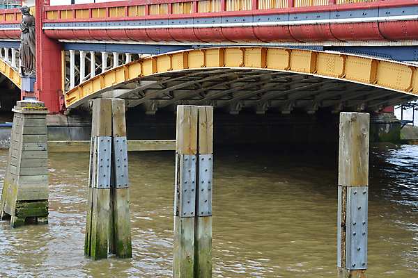 포토 JPG 해외이미지 유럽 건축양식 하늘 영국 잉글랜드 새로움 사람없음 목재 물 강 노란색 도시 화려 큼 철 묘사 아치 런던 볼트 옛날 템스강 해외202004 해외포토 자연요소 나무 건축 나라 컬러 컨셉 재료 공구 크기 파일형식 이미지허브