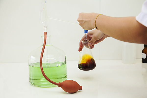 포토 JPG 해외이미지 접시 산업 문화 과학 기술 건강 실험 사람 사람없음 파란색 스터디 컴퓨터 약 스크린 장비 잡기 작업 엔지니어 실험실 생명공학 연구원 약국 과학자 분석 생물학 미생물 튜브 발견 조제 바이오 유전 작업대 화학물질 항생제 해외202004 해외포토 직업 식기 교육 컬러 컨셉 의학 모션 생물 전자제품 학습 화학 기술자 만들기 학자 파일형식 이미지허브