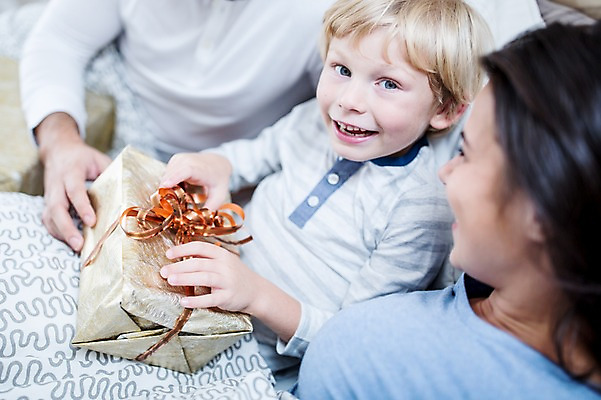 포토 JPG 서양인 외국인 응시 여자 남자 행복 어린이 크리스마스 실내 상반신 앞모습 옆모습 신체부위 세명 30대 선물상자 침대 국내포토 시선 기념일 감정 뷰포인트 가구 선물 사람 인종 내부 장년 상자 파일형식
