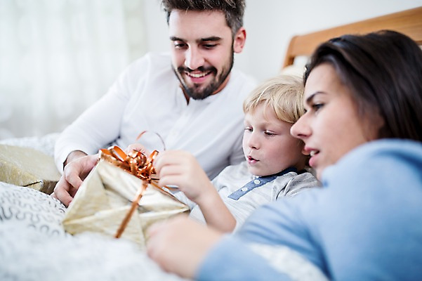 포토 JPG 서양인 외국인 여자 남자 행복 어린이 크리스마스 실내 웃음 상반신 앞모습 옆모습 세명 30대 선물상자 침대 국내포토 기념일 감정 뷰포인트 가구 표정 선물 사람 인종 내부 장년 상자 파일형식