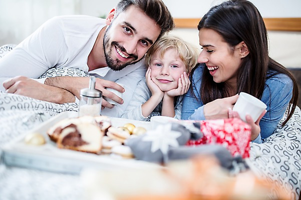 포토 JPG 서양인 외국인 응시 여자 남자 행복 커피 어린이 빵 엎드리기 크리스마스 실내 웃음 상반신 앞모습 옆모습 세명 30대 침대 국내포토 시선 기념일 감정 음료 음식 뷰포인트 가구 모션 표정 사람 인종 내부 장년 파일형식
