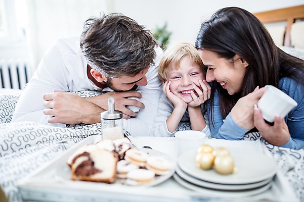 포토 JPG 서양인 외국인 여자 남자 행복 커피 어린이 빵 엎드리기 크리스마스 실내 웃음 상반신 앞모습 옆모습 아웃포커스 세명 30대 쿠키 침대 국내포토 기념일 감정 음료 음식 뷰포인트 가구 모션 디저트 촬영기법 표정 사람 인종 내부 장년 파일형식