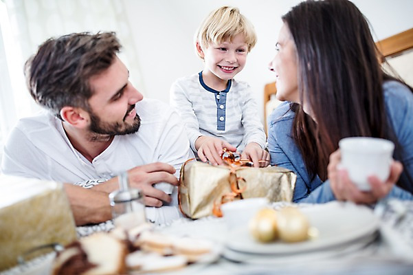 포토 JPG 서양인 외국인 여자 남자 행복 엎드리기 크리스마스 실내 웃음 상반신 앞모습 옆모습 아웃포커스 세명 30대 선물상자 쿠키 침대 커피잔 국내포토 기념일 감정 커피 뷰포인트 가구 모션 디저트 잔 촬영기법 표정 선물 사람 인종 내부 장년 상자 파일형식