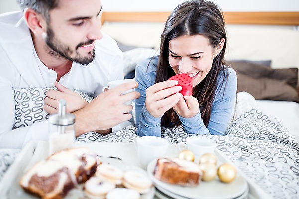 포토 JPG 서양인 외국인 여자 남자 행복 커피 빵 엎드리기 크리스마스 실내 선물 웃음 상반신 두명 앞모습 옆모습 아웃포커스 30대 쿠키 침대 하트상자 국내포토 기념일 감정 음료 음식 뷰포인트 가구 모션 디저트 촬영기법 표정 사람 인종 내부 장년 상자 파일형식