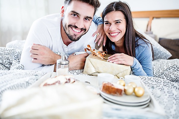 포토 JPG 서양인 외국인 여자 남자 행복 엎드리기 크리스마스 실내 선물 웃음 상반신 두명 앞모습 아웃포커스 30대 침대 국내포토 기념일 감정 뷰포인트 가구 모션 촬영기법 표정 사람 인종 내부 장년 파일형식