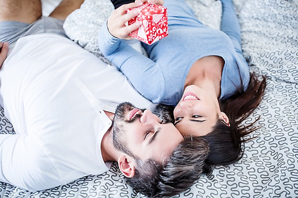 포토 JPG 서양인 외국인 여자 남자 행복 크리스마스 실내 선물 웃음 상반신 두명 앞모습 30대 침대 부부라이프 국내포토 라이프스타일 기념일 감정 뷰포인트 가구 표정 사람 인종 내부 장년 파일형식