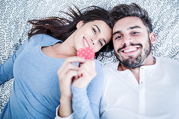 포토 JPG 서양인 외국인 응시 여자 남자 행복 크리스마스 실내 웃음 상반신 두명 앞모습 30대 침대 하트상자 부부라이프 국내포토 라이프스타일 시선 기념일 감정 뷰포인트 가구 표정 사람 인종 내부 장년 상자 파일형식