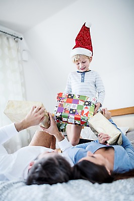 포토 JPG 서양인 외국인 여자 남자 행복 어린이 크리스마스 산타모자 가족 실내 선물 서기 웃음 상반신 앞모습 세명 30대 기쁨 침대 가족라이프 국내포토 모자_잡화 라이프스타일 기념일 감정 뷰포인트 가구 관계 모션 표정 사람 인종 내부 장년 파일형식