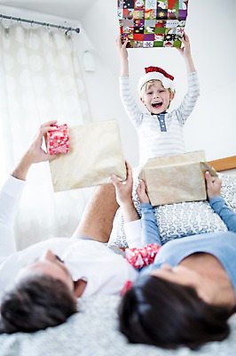 포토 JPG 서양인 외국인 여자 남자 행복 어린이 크리스마스 산타모자 가족 실내 선물 서기 웃음 상반신 앞모습 세명 30대 기쁨 침대 가족라이프 국내포토 모자_잡화 라이프스타일 기념일 감정 뷰포인트 가구 관계 모션 표정 사람 인종 내부 장년 파일형식