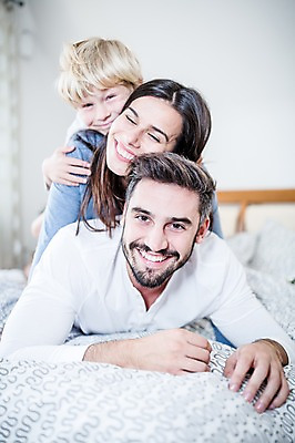 포토 JPG 서양인 외국인 여자 남자 행복 어린이 엎드리기 크리스마스 가족 실내 웃음 상반신 앞모습 세명 30대 침대 가족라이프 국내포토 라이프스타일 기념일 감정 뷰포인트 가구 관계 모션 표정 사람 인종 내부 장년 파일형식